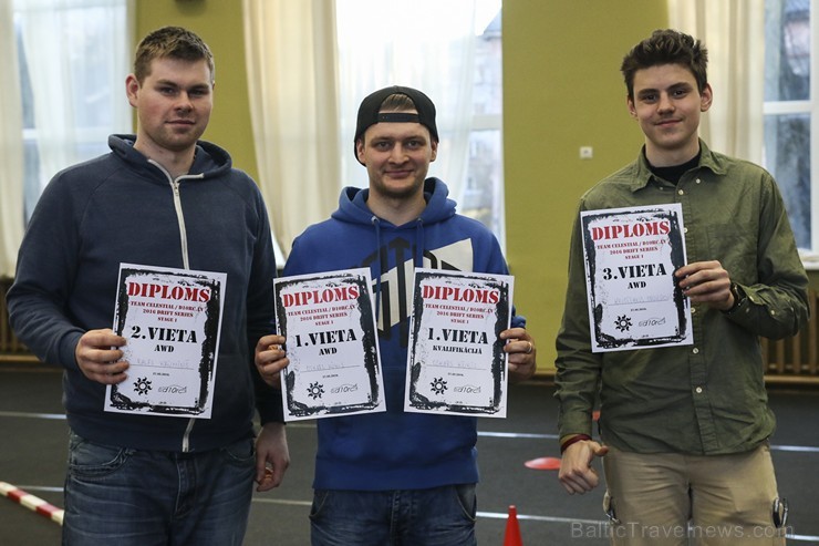Radiovadāmo automodeļu drifts ir izsmalcināts sporta veids, kur 1:10 mēroga automašīnas tiek attālināti vadītas kontrolētā sānslīdē, ievērojot trajekt Radiovadāmo automodeļu drifts ir izsmalcināts sporta veids, kur 1:10 mēroga automašīnas tiek attālināti vadītas kontrolētā sānslīdē, ievērojot trajekt 169568