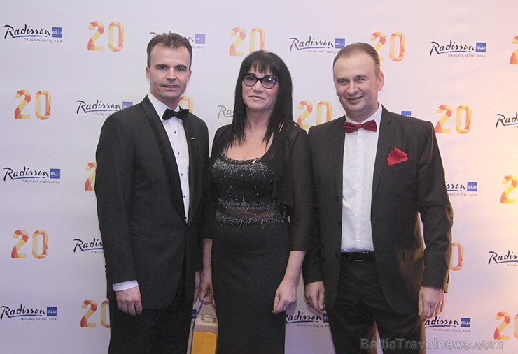 «Radisson Blu Daugava Hotel» ģenerāldirektors Mika Virtanen, pārdošanas un mārketinga nodaļas direktore Ludmila Holz un «Novatours» vadītājs / Gada ci «Radisson Blu Daugava Hotel» ģenerāldirektors Mika Virtanen, pārdošanas un mārketinga nodaļas direktore Ludmila Holz un «Novatours» vadītājs / Gada ci 169576