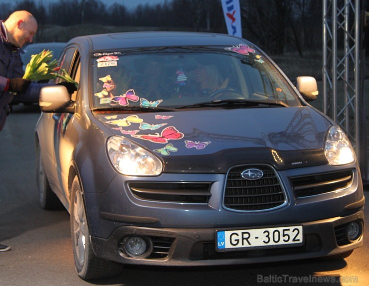 Populārais «Sieviešu dienas rallijs 2016» pulcē 5.03.2016 divās Latvijas starta pilsētās - Dobelē un Valmierā rekordlielu dalībnieču skaitu Populārais «Sieviešu dienas rallijs 2016» pulcē 5.03.2016 divās Latvijas starta pilsētās - Dobelē un Valmierā rekordlielu dalībnieču skaitu 170134