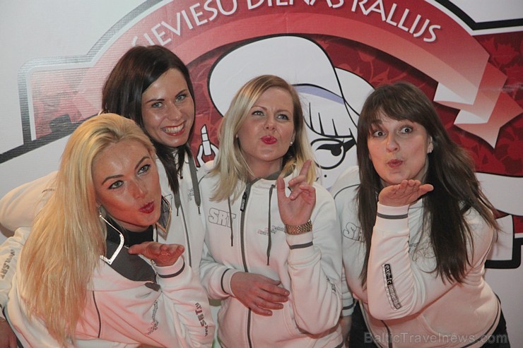 Populārais «Sieviešu dienas rallijs 2016» pulcē 5.03.2016 divās Latvijas starta pilsētās - Dobelē un Valmierā rekordlielu dalībnieču skaitu Populārais «Sieviešu dienas rallijs 2016» pulcē 5.03.2016 divās Latvijas starta pilsētās - Dobelē un Valmierā rekordlielu dalībnieču skaitu 170150