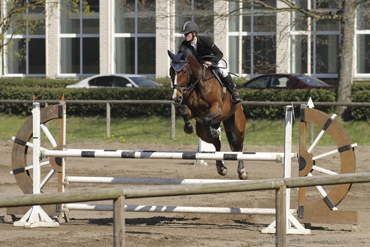 Kleistos ar aizraujošiem lēcieniem atklāj šķēršļu pārvarēšanas sacensību sezonu jāšanas sportā 174263