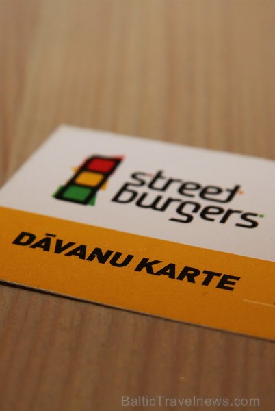 Travelnews.lv redakcija apciemoja Street Burgers un piefiksēja solījumu, ka Īsts burgers vispirms sākas ar īstu gaļu no Latvijas zemniekiem Travelnews.lv redakcija apciemoja Street Burgers un piefiksēja solījumu, ka Īsts burgers vispirms sākas ar īstu gaļu no Latvijas zemniekiem 174973