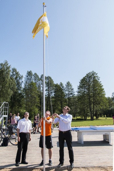Limbažu Lielezera pludmalē paceļ Zilo karogu 175566