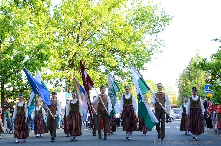 Siguldas pilsētas svētkos ikviens varēja piedalīties notikumos, kas jau izveidojušies par tradīciju, piemēram, svētku gājienā, kā arī guva pārsteigumu Siguldas pilsētas svētkos ikviens varēja piedalīties notikumos, kas jau izveidojušies par tradīciju, piemēram, svētku gājienā, kā arī guva pārsteigumu 175760