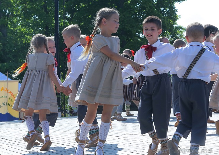 Siguldas pilsētas svētkos ikviens varēja piedalīties notikumos, kas jau izveidojušies par tradīciju, piemēram, svētku gājienā, kā arī guva pārsteigumu Siguldas pilsētas svētkos ikviens varēja piedalīties notikumos, kas jau izveidojušies par tradīciju, piemēram, svētku gājienā, kā arī guva pārsteigumu 175784