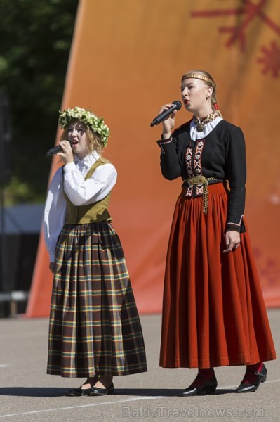 Deju lieluzvedums ir kā kamoliņš, ko koncerta gaitā pakāpeniski ritinās vaļā, izstāstot stāstu un dāvājot klātesošajiem patiesas emocijas. 176370