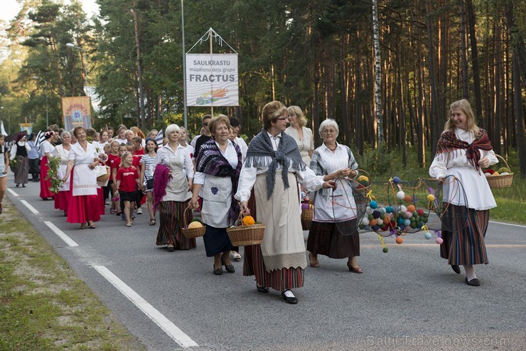 Saulkrastu svētku gājiens «No jūriņas izpeldēja…» pulcē kuplu dalībnieku skaitu 178348