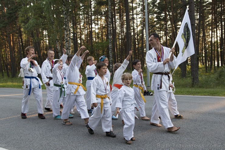 Saulkrastu svētku gājiens «No jūriņas izpeldēja…» pulcē kuplu dalībnieku skaitu 178374