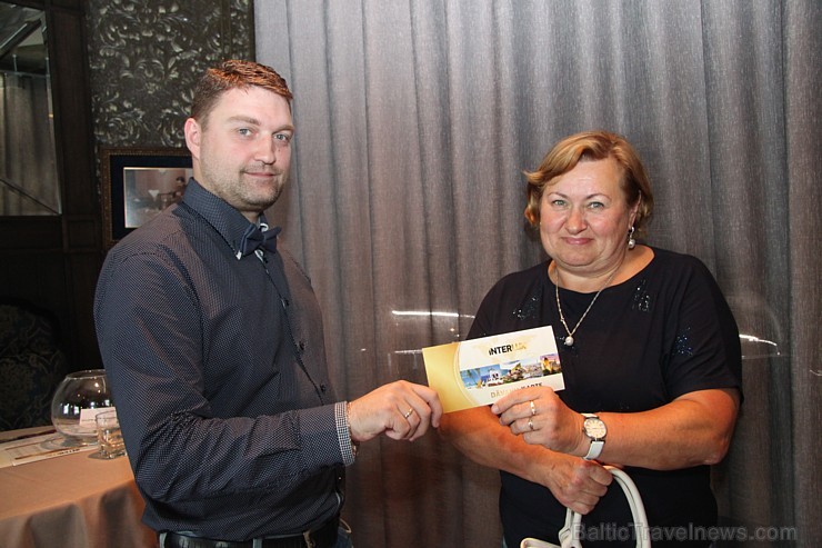 Ceļojumu kompānija «Interlux Travel» vadītājs Vitākijs Puķītis sveic loterijas uzvarētāju, kura tagad varēs doties ceļojumā uz AAE Ceļojumu kompānija «Interlux Travel» vadītājs Vitākijs Puķītis sveic loterijas uzvarētāju, kura tagad varēs doties ceļojumā uz AAE 178397