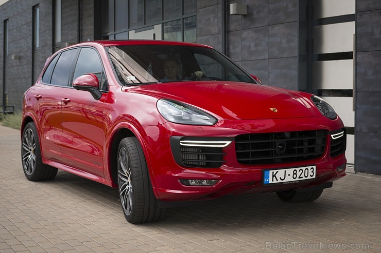 Travelnews.lv redakcija izbrauc Rīgas ielās ar jauno un jaudīgo Porsche Cayenne GTS. Foto: Ingus Evertovskis Travelnews.lv redakcija izbrauc Rīgas ielās ar jauno un jaudīgo Porsche Cayenne GTS. Foto: Ingus Evertovskis 179089