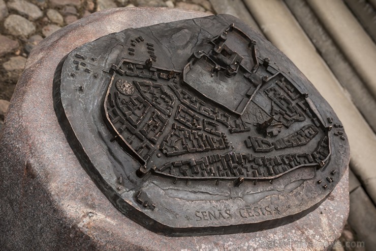 Ar tēlnieka Matiasa Jansona bronzas skulptūras “Senās Cēsis” atklāšanu sākas Cēsu 810 gadu jubilejas svinības 179954