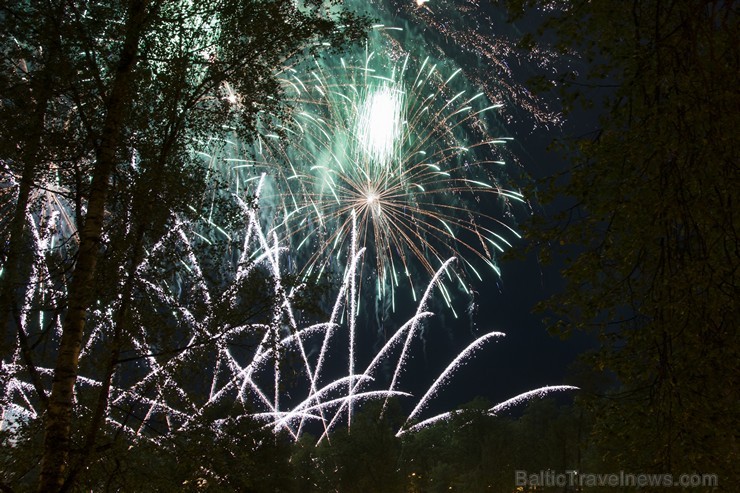 Svinīgais jubilejas salūts tika veidots kā unikāla gaismas izrāde komponista Riharda Zaļupes Cēsīm veltītās oriģinālmūzikas pavadībā Svinīgais jubilejas salūts tika veidots kā unikāla gaismas izrāde komponista Riharda Zaļupes Cēsīm veltītās oriģinālmūzikas pavadībā 179974