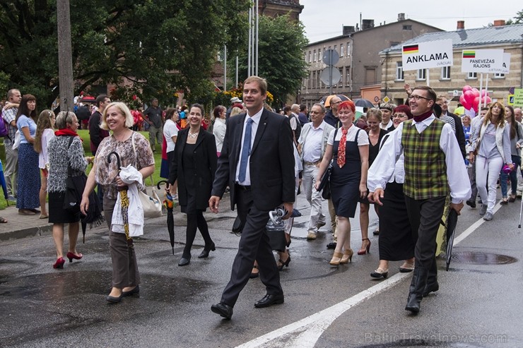 Limbažu svētku gājiena dalībnieki pārsteidz ar radošumu 181047