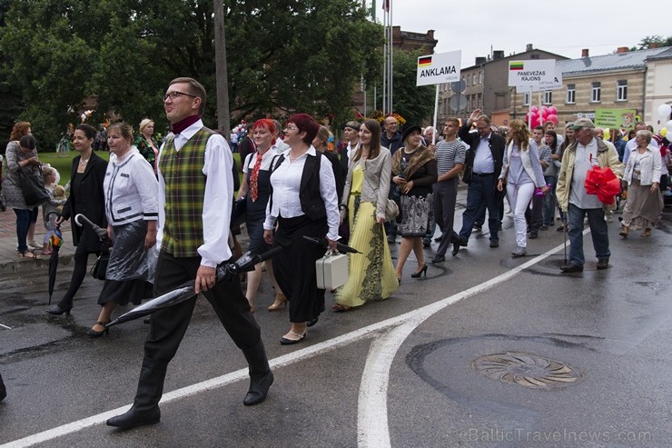 Limbažu svētku gājiena dalībnieki pārsteidz ar radošumu 181048