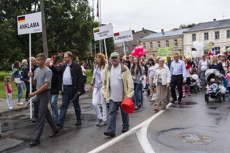 Limbažu svētku gājiena dalībnieki pārsteidz ar radošumu 181049