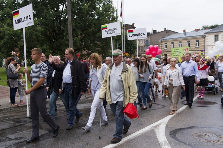 Limbažu svētku gājiena dalībnieki pārsteidz ar radošumu 181050
