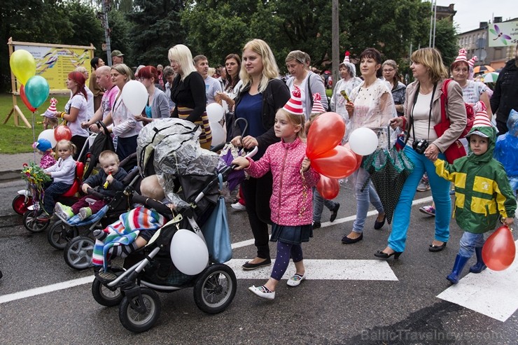 Limbažu svētku gājiena dalībnieki pārsteidz ar radošumu 181053