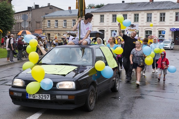 Limbažu svētku gājiena dalībnieki pārsteidz ar radošumu 181057