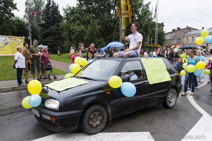 Limbažu svētku gājiena dalībnieki pārsteidz ar radošumu 181058
