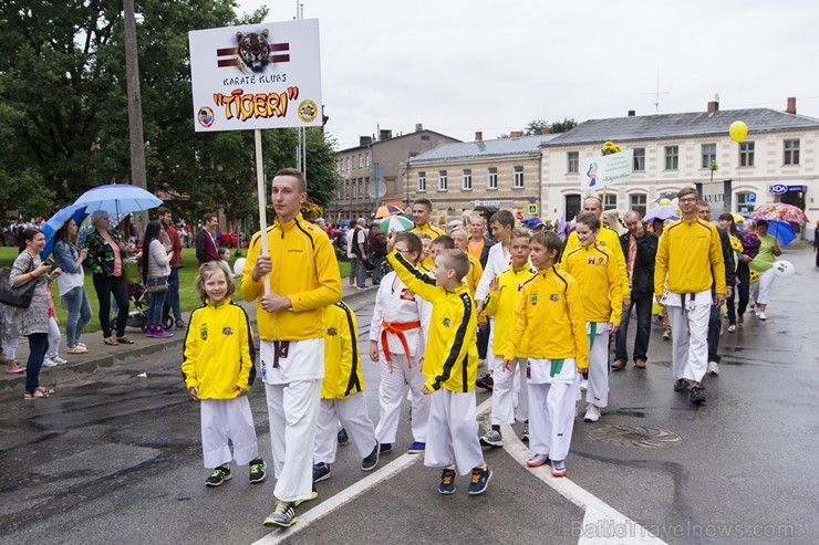 Limbažu svētku gājiena dalībnieki pārsteidz ar radošumu 181059