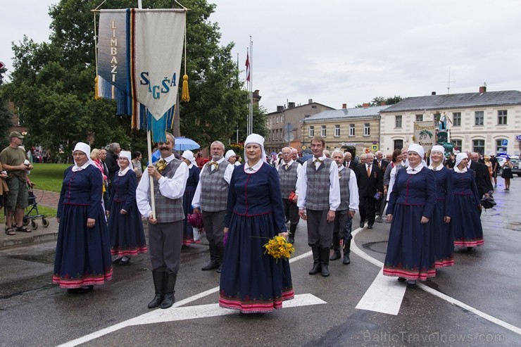 Limbažu svētku gājiena dalībnieki pārsteidz ar radošumu 181072