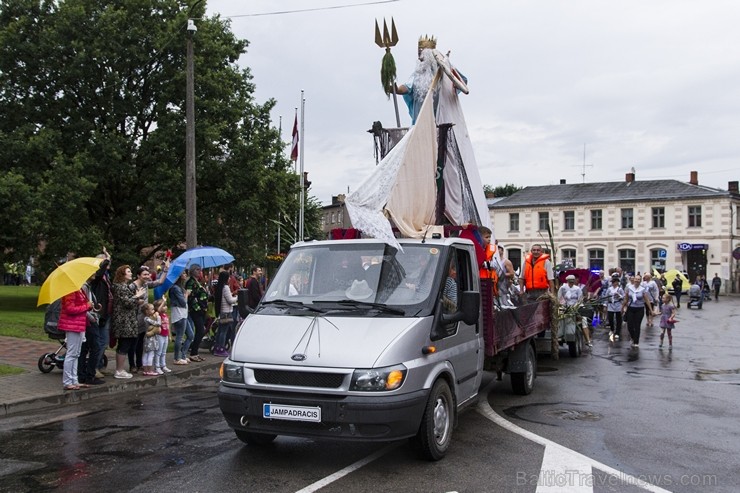 Limbažu svētku gājiena dalībnieki pārsteidz ar radošumu 181076