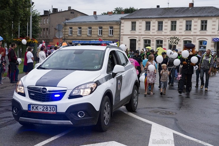 Limbažu svētku gājiena dalībnieki pārsteidz ar radošumu 181079