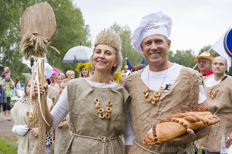 Limbažu svētku gājiena dalībnieki pārsteidz ar radošumu 181086