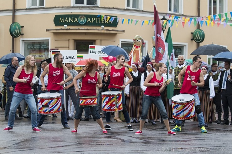 Limbažu svētku gājiena dalībnieki pārsteidz ar radošumu 181093