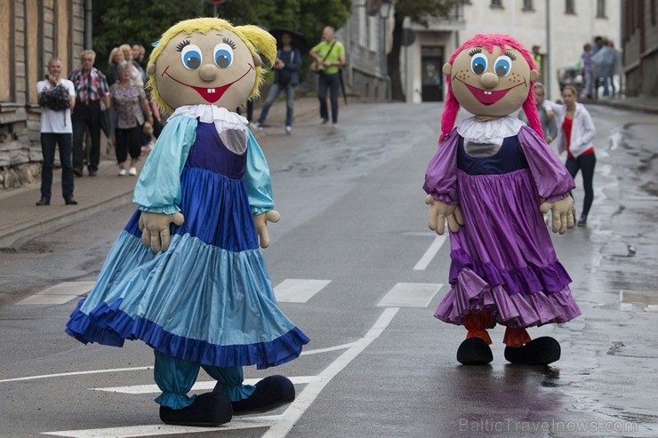 Limbažu svētku gājiena dalībnieki pārsteidz ar radošumu 181095