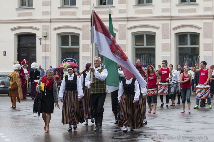 Limbažu svētku gājiena dalībnieki pārsteidz ar radošumu 181096
