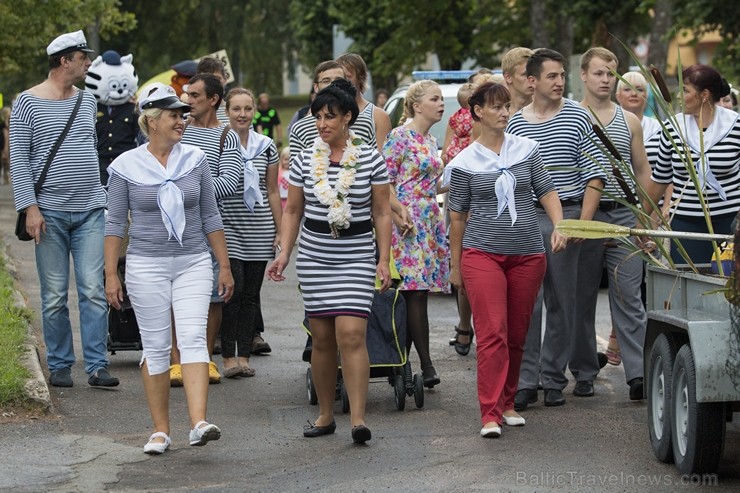 Limbažu svētku gājiena dalībnieki pārsteidz ar radošumu 181102