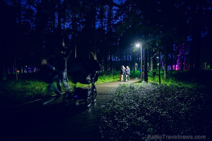 Dzintaru mežaparkā pulcējās ģimenes ar maziem un lieliem bērniem, kur dalībniekus priecēja dažādi tēli no iemīļotām pasakām un stāstiem Latvijas māks Dzintaru mežaparkā pulcējās ģimenes ar maziem un lieliem bērniem, kur dalībniekus priecēja dažādi tēli no iemīļotām pasakām un stāstiem Latvijas māks 181163
