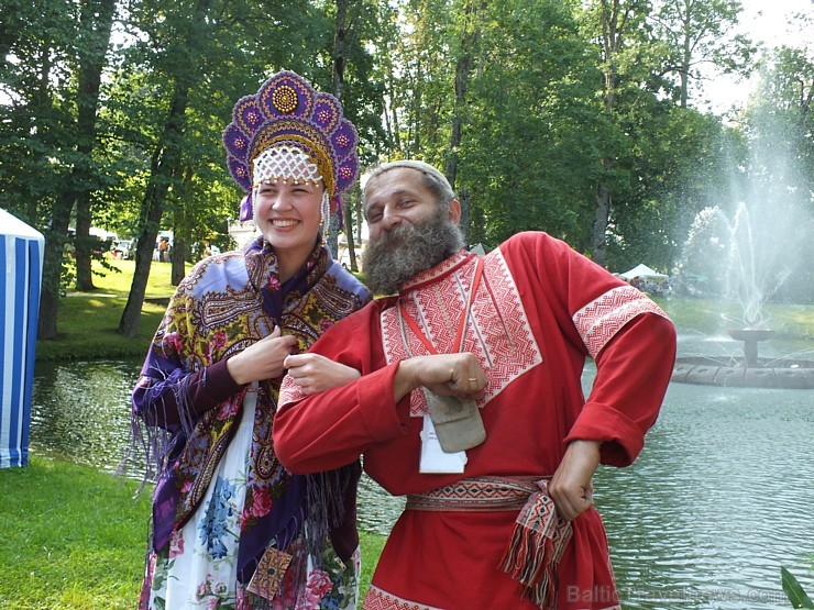 Ar skanīgām dziesmām, lustīgām dejām, prasmīgiem amatniekiem, sportiskām aktivitātēm un svētku salūtu augusta sākumā svinēja svētkus Alūksnē 181488