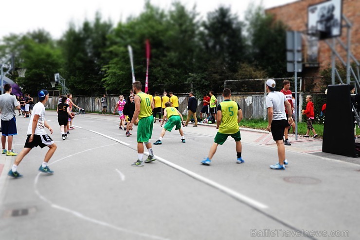 Ar skanīgām dziesmām, lustīgām dejām, prasmīgiem amatniekiem, sportiskām aktivitātēm un svētku salūtu augusta sākumā svinēja svētkus Alūksnē 181520