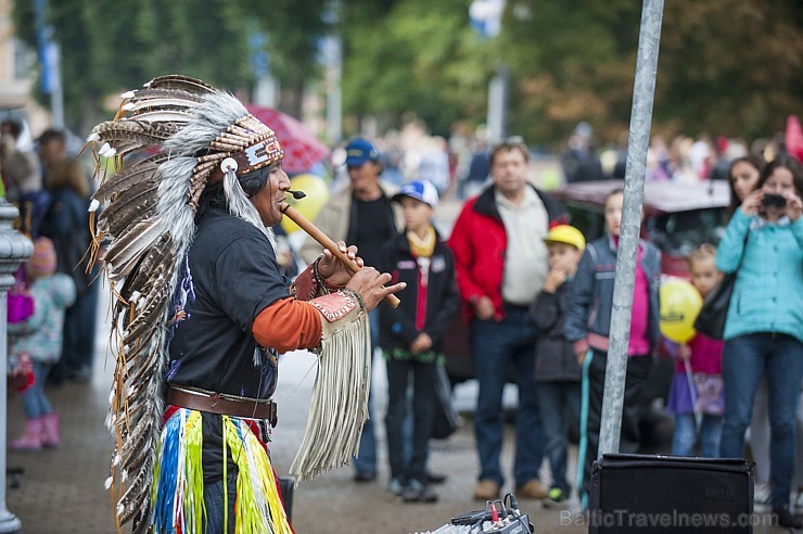 Rīgas svētku laikā trīs dienu garumā pilsētas ielās, skvēros, parkos un laukumos apmeklētāji baudīja krāšņu un daudzveidīgu vizuālo, muzikālo un arī s Rīgas svētku laikā trīs dienu garumā pilsētas ielās, skvēros, parkos un laukumos apmeklētāji baudīja krāšņu un daudzveidīgu vizuālo, muzikālo un arī s 181690