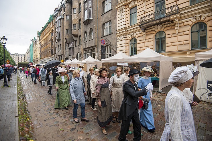 Rīgas svētku laikā trīs dienu garumā pilsētas ielās, skvēros, parkos un laukumos apmeklētāji baudīja krāšņu un daudzveidīgu vizuālo, muzikālo un arī s Rīgas svētku laikā trīs dienu garumā pilsētas ielās, skvēros, parkos un laukumos apmeklētāji baudīja krāšņu un daudzveidīgu vizuālo, muzikālo un arī s 181691