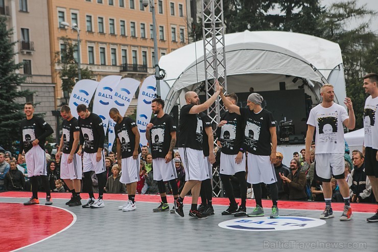 Rīgas svētku laikā trīs dienu garumā pilsētas ielās, skvēros, parkos un laukumos apmeklētāji baudīja krāšņu un daudzveidīgu vizuālo, muzikālo un arī s Rīgas svētku laikā trīs dienu garumā pilsētas ielās, skvēros, parkos un laukumos apmeklētāji baudīja krāšņu un daudzveidīgu vizuālo, muzikālo un arī s 181698
