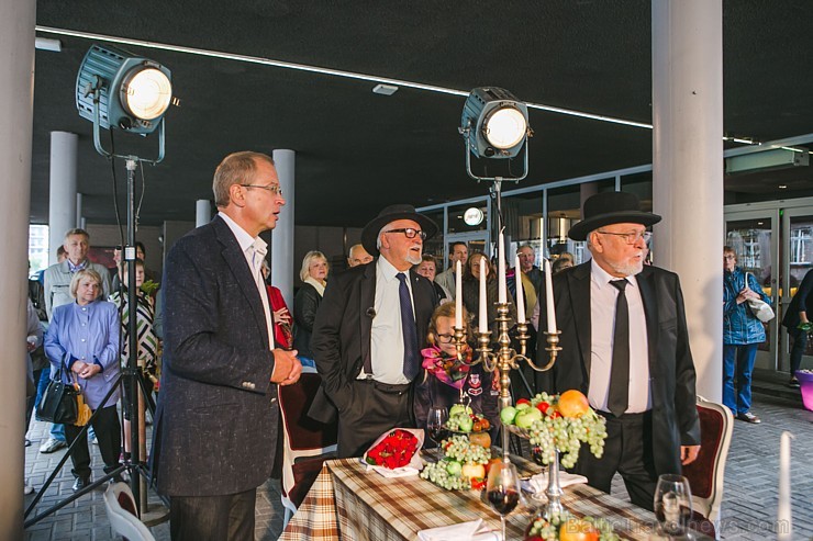 Rīgas svētku laikā trīs dienu garumā pilsētas ielās, skvēros, parkos un laukumos apmeklētāji baudīja krāšņu un daudzveidīgu vizuālo, muzikālo un arī s Rīgas svētku laikā trīs dienu garumā pilsētas ielās, skvēros, parkos un laukumos apmeklētāji baudīja krāšņu un daudzveidīgu vizuālo, muzikālo un arī s 181704