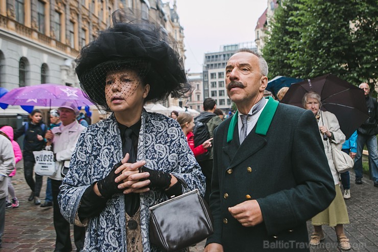 Rīgas svētku laikā trīs dienu garumā pilsētas ielās, skvēros, parkos un laukumos apmeklētāji baudīja krāšņu un daudzveidīgu vizuālo, muzikālo un arī s Rīgas svētku laikā trīs dienu garumā pilsētas ielās, skvēros, parkos un laukumos apmeklētāji baudīja krāšņu un daudzveidīgu vizuālo, muzikālo un arī s 181715