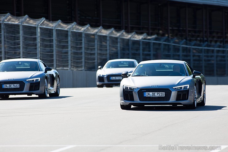 Travelnews.lv redakcija Biķernieku trasē 15.08.2016 izmēģina jaudīgos Audi R8 un RS sērijas automobiļus. Foto: Audi Sport Travelnews.lv redakcija Biķernieku trasē 15.08.2016 izmēģina jaudīgos Audi R8 un RS sērijas automobiļus. Foto: Audi Sport 181846