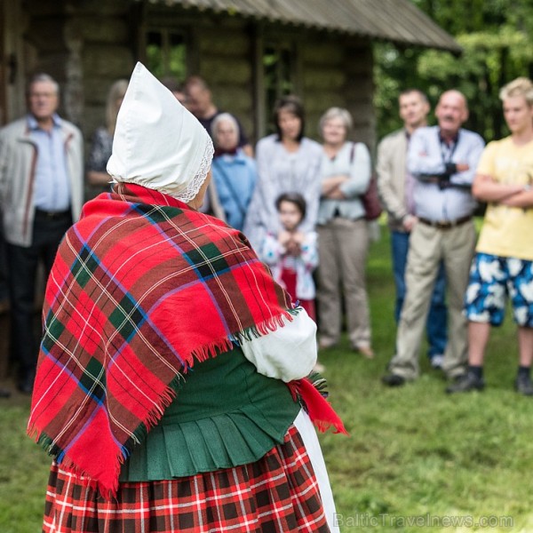 Ar Latgales keramiķu, klūgu un skalu grozu pinēju, kalēju, kokamatnieku, tautas dejotāju un amatierteātra piedalīšanos Jasmuižā tika svinēti Latgales Ar Latgales keramiķu, klūgu un skalu grozu pinēju, kalēju, kokamatnieku, tautas dejotāju un amatierteātra piedalīšanos Jasmuižā tika svinēti Latgales 181962