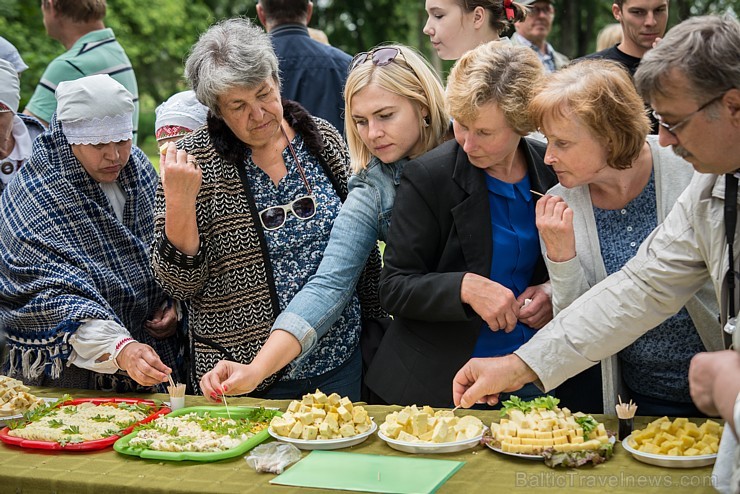 Ar Latgales keramiķu, klūgu un skalu grozu pinēju, kalēju, kokamatnieku, tautas dejotāju un amatierteātra piedalīšanos Jasmuižā tika svinēti Latgales Ar Latgales keramiķu, klūgu un skalu grozu pinēju, kalēju, kokamatnieku, tautas dejotāju un amatierteātra piedalīšanos Jasmuižā tika svinēti Latgales 181978