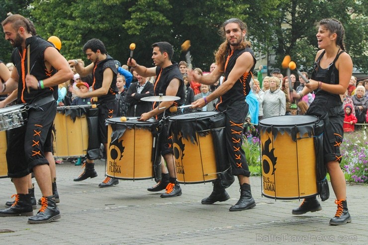 Bundzinieku grupa «Fills de la Flama» priecē Rīgas svētku apmeklētājus 182034