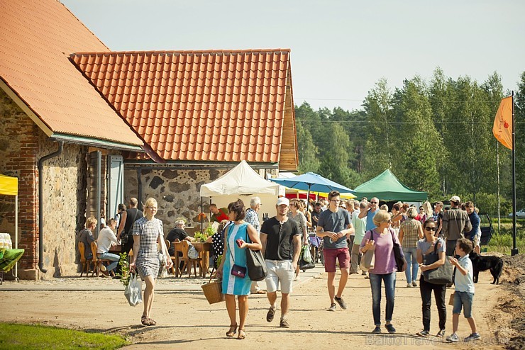 Līdz ar tirdziņa atklāšanu zirgu pasta pirmajā renovētajā ēkā, unikālais 18. gadsimta ēku komplekss atkal ir ieguvis jaunu elpu un pieejamību Līdz ar tirdziņa atklāšanu zirgu pasta pirmajā renovētajā ēkā, unikālais 18. gadsimta ēku komplekss atkal ir ieguvis jaunu elpu un pieejamību 182633
