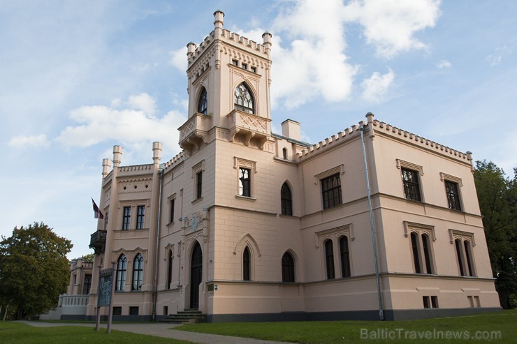 Pils ir viens no ievērojamākajiem vēlās Tjūdoru neogotikas arhitektūras pieminekļiem Latvijā. Celta no 1860. līdz 1864. gadam Vidzemes landrātam Aleks Pils ir viens no ievērojamākajiem vēlās Tjūdoru neogotikas arhitektūras pieminekļiem Latvijā. Celta no 1860. līdz 1864. gadam Vidzemes landrātam Aleks 184067