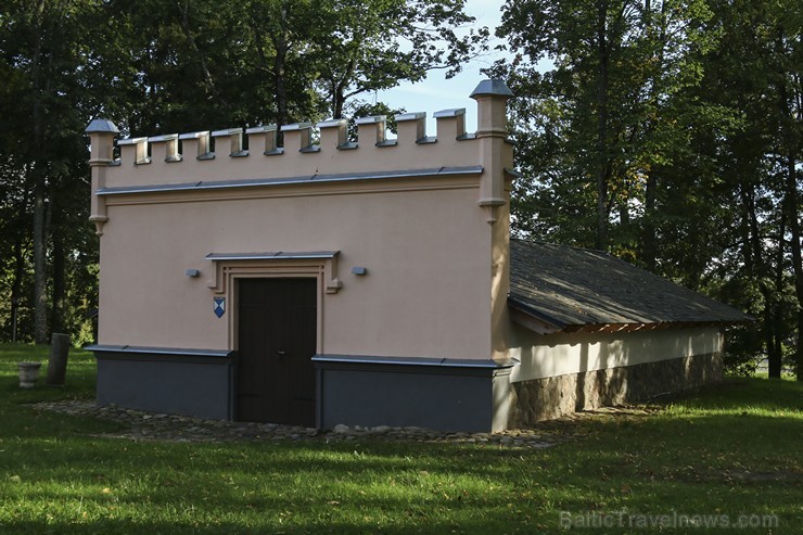 Alūksnes Jaunā pils  ir angļu neogotikas stila pils Alūksnē 184073