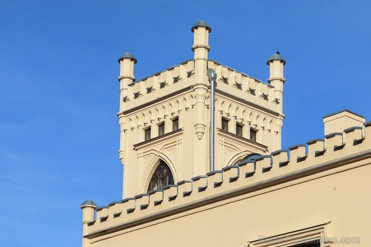 Alūksnes Jaunā pils  ir angļu neogotikas stila pils Alūksnē 184074