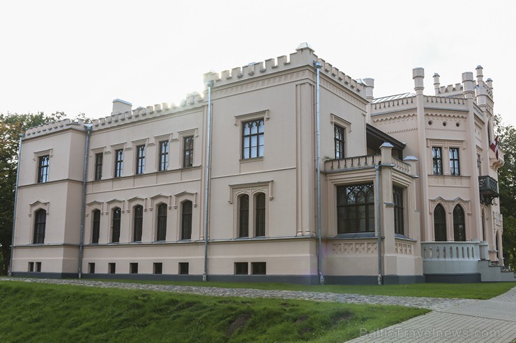Alūksnes Jaunā pils  ir angļu neogotikas stila pils Alūksnē 184082