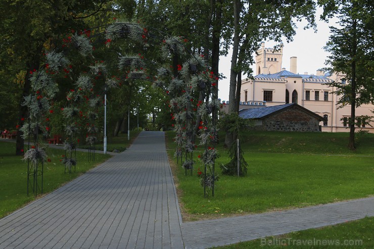 Alūksnes Jaunā pils  ir angļu neogotikas stila pils Alūksnē 184086